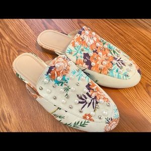 Like new slip on cute loafers